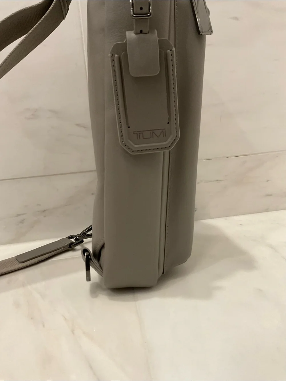 Tumi Harrison GREGORY 12” Leather Sling Crossbody Bag - LIMESTONE❗